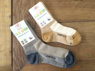 Dětské žluto-hnědé tenké ponožky Surtex - volný lem