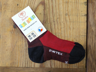 Dětské červené tenké ponožky Surtex - volný lem